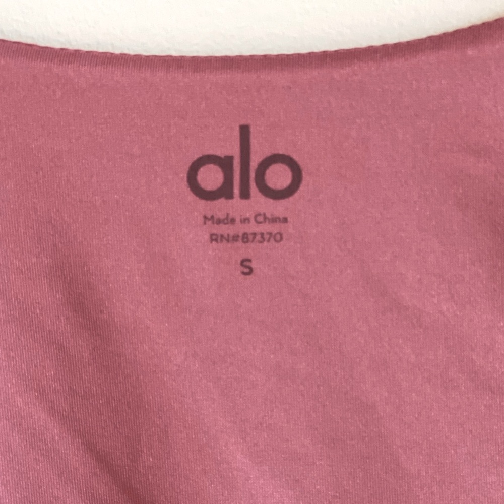 Soft sculpt long sleeve from Alo yoga - Small in the color Mars clay